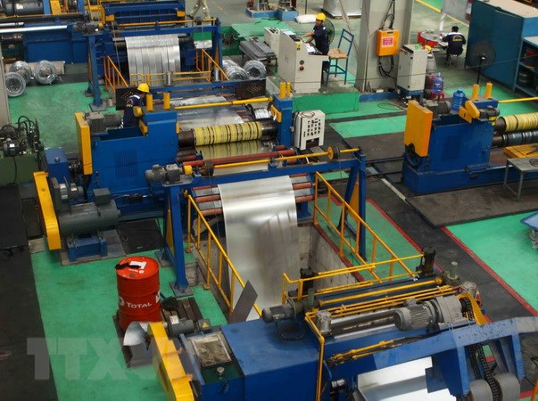 Ngành thép Việt Nam vẫn còn lệ thuộc quá nhiều vào nhập khẩu 10 Sản xuất tôn mạ kẽm tại nhà máy tôn Hoa Sen Hoàng Mai (Nghệ An). (Ảnh: Thanh Tùng/TTXVN)